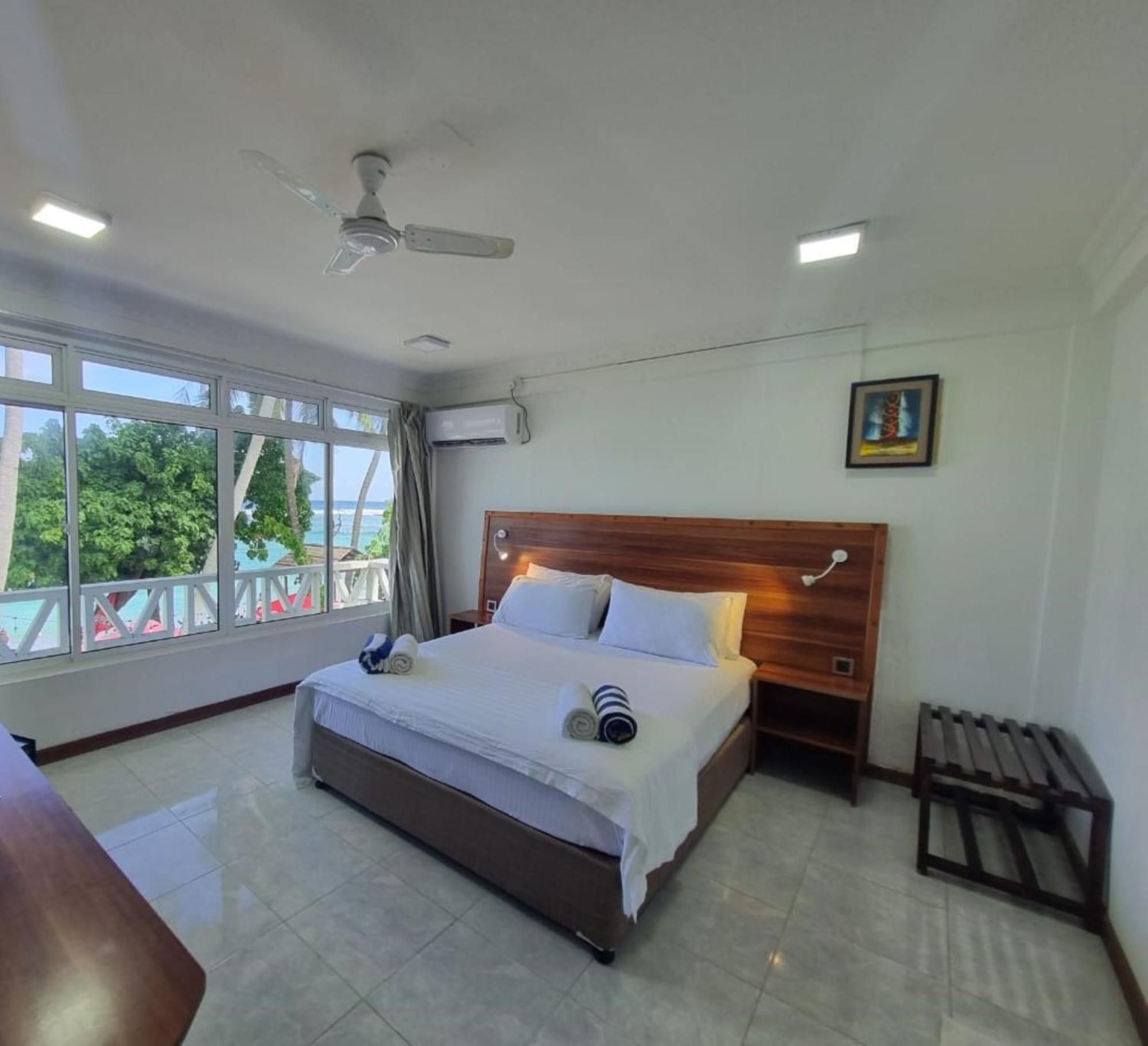 Batuta Maldives Surf View Hotel Thulusdhoo Kültér fotó