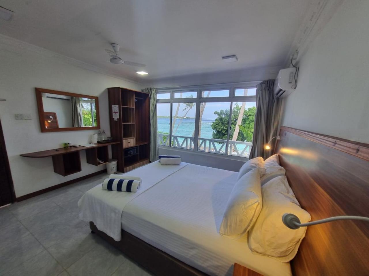 Batuta Maldives Surf View Hotel Thulusdhoo Kültér fotó