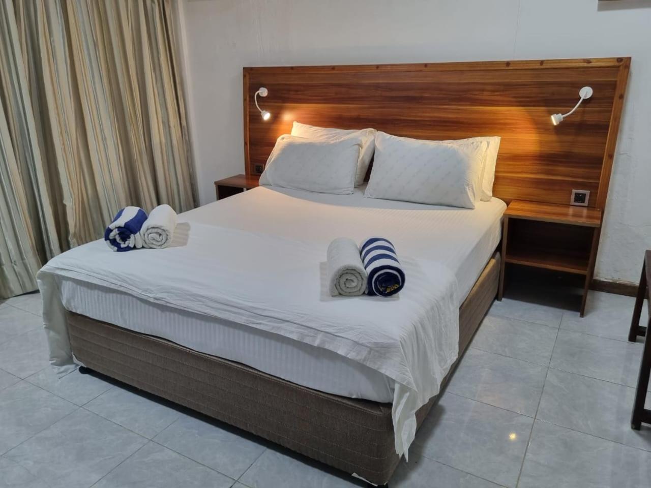 Batuta Maldives Surf View Hotel Thulusdhoo Kültér fotó