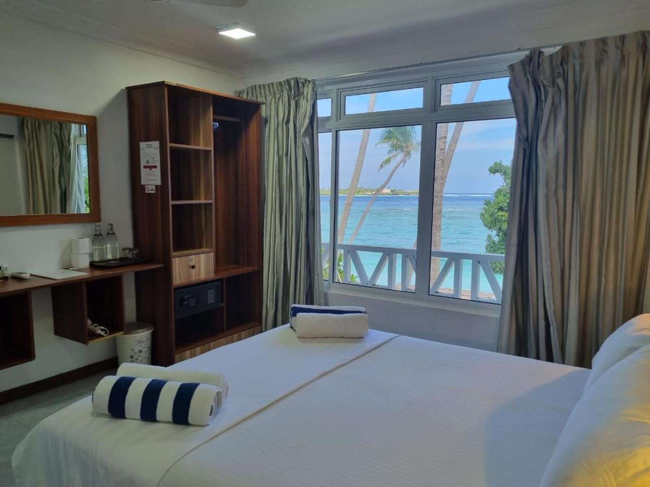 Batuta Maldives Surf View Hotel Thulusdhoo Kültér fotó