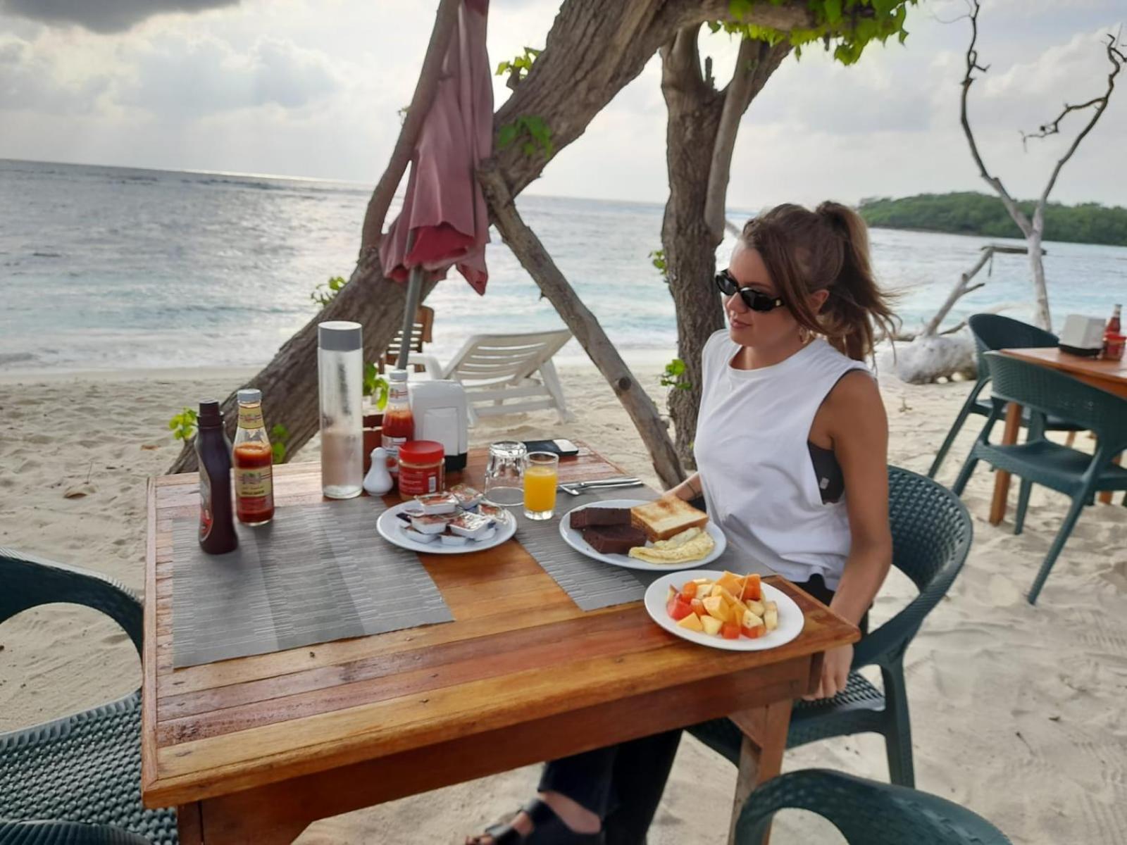 Batuta Maldives Surf View Hotel Thulusdhoo Kültér fotó