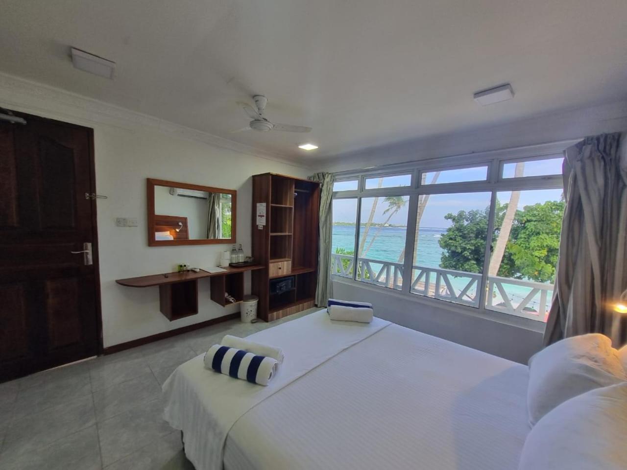 Batuta Maldives Surf View Hotel Thulusdhoo Kültér fotó