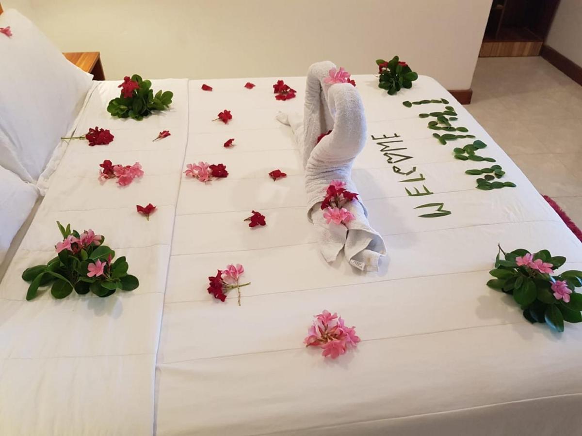 Batuta Maldives Surf View Hotel Thulusdhoo Kültér fotó
